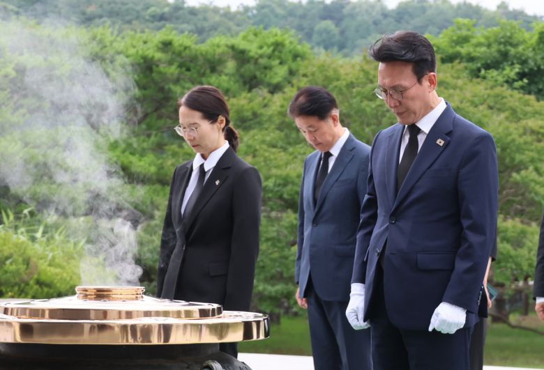 김민석 국무총리가 4일 서울 동작구 국립서울현충원을 찾아 현충탑 앞에서 묵념하고 있다. 연합뉴스