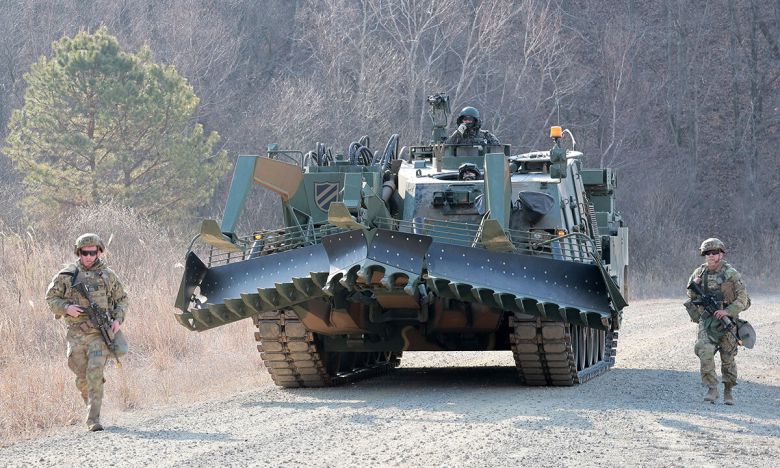 경기 포천시 로드리게스 훈련장에서 실시된 한미 연합 공병 훈련에 참가한 육군 제11기동사단의 장애물개척전차가 미군의 엄호를 받으며 기동하고 있다. 세계일보 자료사진