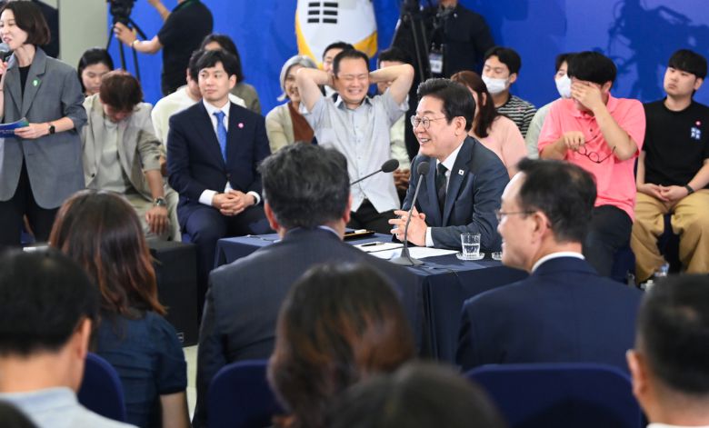 이재명 대통령이 4일 대전컨벤션센터에서 타운홀 미팅 형식으로 열린 '국민소통 행보 2탄, 충청의 마음을 듣다'에서 발언하고 있다. 대전충남사진공동취재단