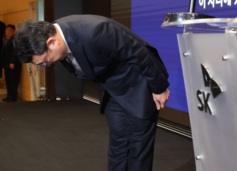 유영상 SK텔레콤 대표이사가 4일 중구 SK텔레콤 본사에서 사이버 침해 사고에 대해 사과하고 있다. 뉴시스