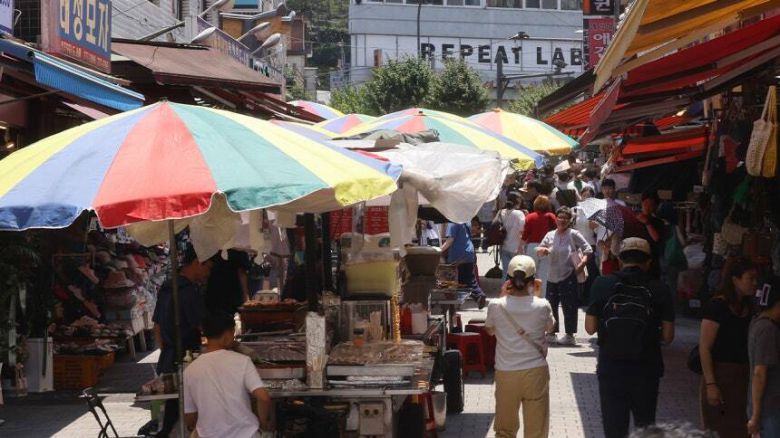 정부가 2차 추가경정예산안으로 전 국민에게 15∼50만원씩 민생회복 소비쿠폰을 지급하기로 하면서 실제 소비 진작 효과에 이목이 쏠린다. 연합뉴스