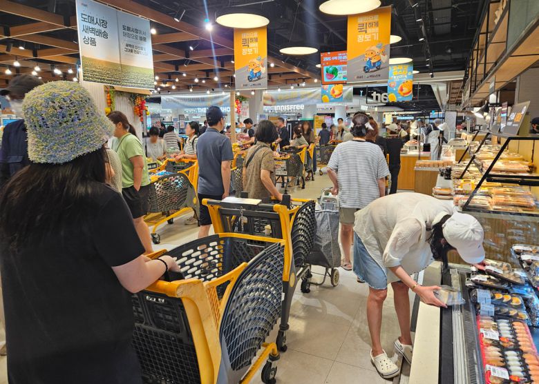 지난 4일 오전 서울의 한 이마트에 3480원 ‘어메이징 완벽치킨’을 구매하기 위해 소비자들이 줄을 서있다.