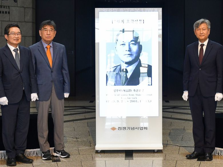 3일 서울 용산 전쟁기념관에서 열린 ‘7월의 호국 인물’ 임부택 장군 현양 행사 참석자들이 기념촬영을 하고 있다. 왼쪽부터 백승주 전쟁기념사업회장, 임 장군의 아들 임근우씨, 박삼득 전 국가보훈부 장관. 전쟁기념사업회 제공