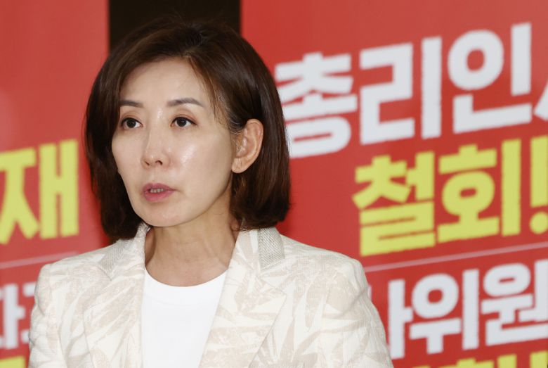 국민의힘 나경원 의원이 지난달 30일 서울 여의도 국회 로텐더홀 앞에서 김민석 국무총리 지명 철회 촉구 농성 4일차 기자회견을 하고 있다. 뉴스1