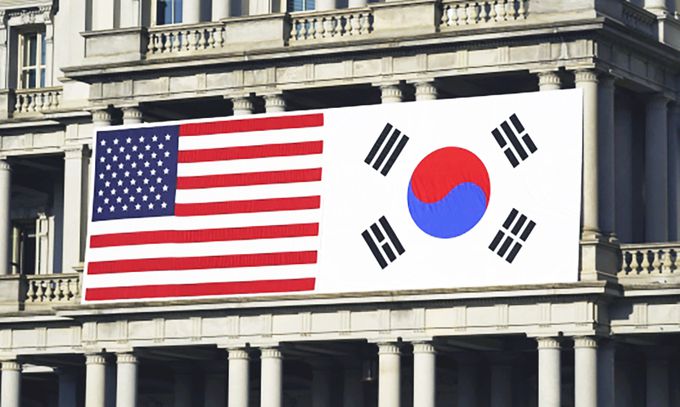 2023년 4월21일(현지시간) 미국 워싱턴D.C. 백악관 아이젠하워 행정동 청사에 대형 태극기와 성조기가 나란히 걸려 있는 모습. 연합뉴스