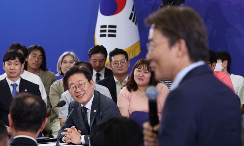 이재명 대통령이 지난 4일 대전 유성구 대전컨벤션센터에서 열린 ‘국민소통 행보, 충청의 마음을 듣다―충청의 꿈 다시 키우다’ 행사에서 권대영 금융위원회 사무처장의 발언을 듣고 있다.   대전=남정탁 기자