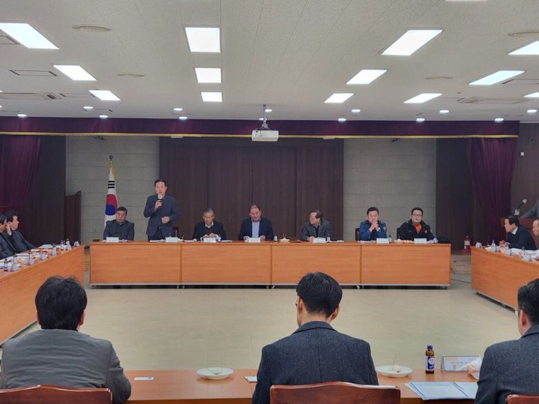 손대기 기업투자지원과장이 외공공단연합회원들에게 경주 투자환경 변화에 대해 설명하고 있다