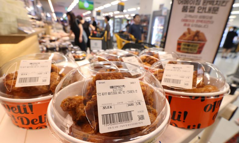 6일 서울의 한 이마트에 치킨이 진열되어 있다. 연합뉴스