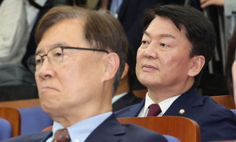 국민의힘 혁신위원장으로 내정된 안철수 의원(오른쪽)과 최재형 전 혁신위원장. 연합뉴스