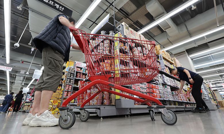 서울의 한 대형마트에서 장 보는 시민들. 연합뉴스