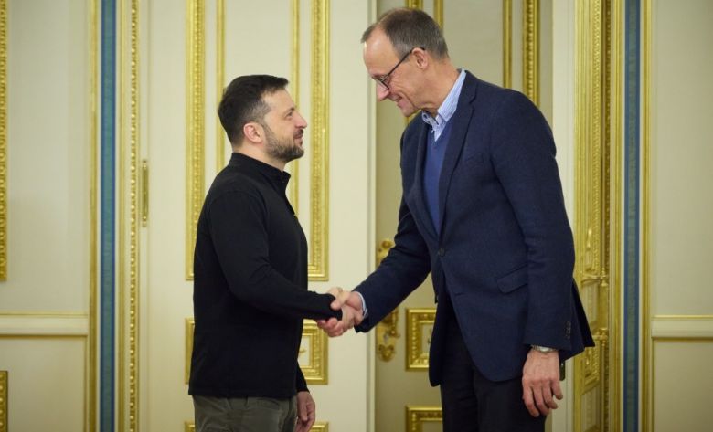 2024년 12월 볼로디미르 젤렌스키 우크라이나 대통령(왼쪽)이 키이우를 방문한 당시 독일 제1야당 CDU·CSU 연합 프리드리히 메르츠 대표와 악수하고 있다. 우크라이나 대통령실 제공