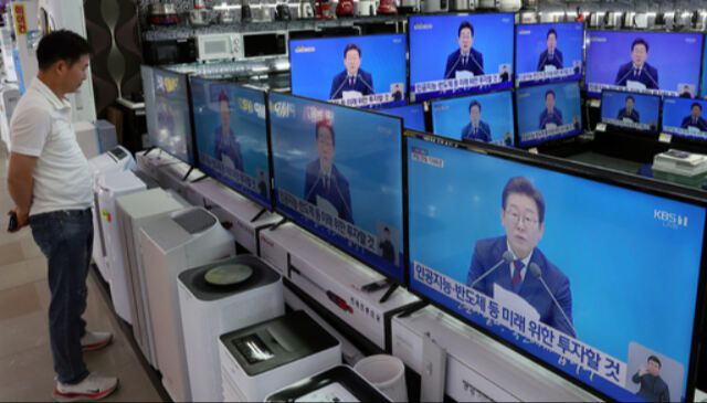 지난 3일 서울 용산구 전자랜드 매장에서 한 상인이 이재명 대통령의 기자회견을 보고 있다. 뉴스1