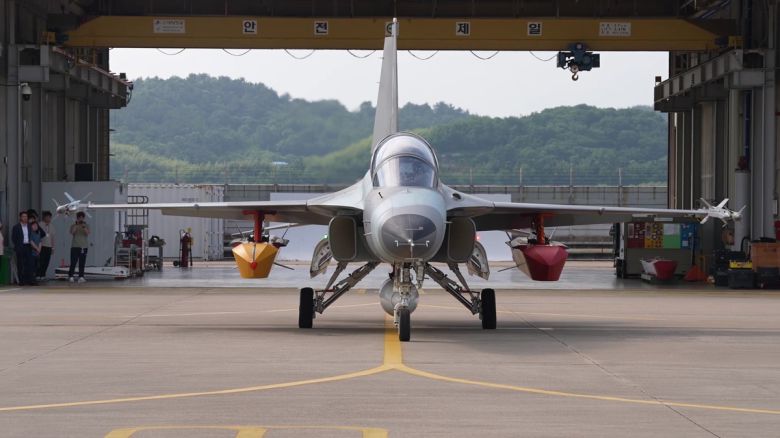 FA-50 시제기가 국산 장거리 공대지미사일을 장착한 채 격납고에서 활주로로 이동하고 있다. 방위사업청 제공