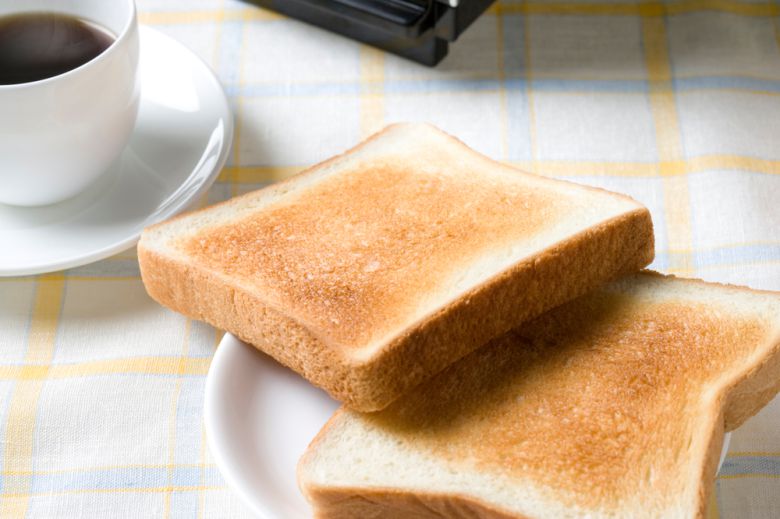 밥 대신 빵을 먹을 땐 가급적 흰밀가루빵 대신 통밀빵이나 호밀빵, 잡곡빵을 고르는 것이 좋다. 클립아트코리아 제공