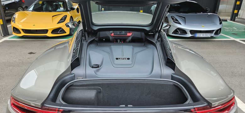 트렁크. 운전석 뒤에는 가방 등을 넣을 수 있는 공간도 있다.