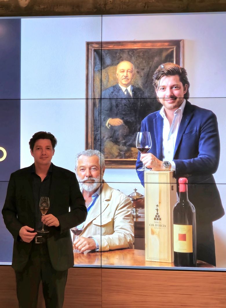 한국을 찾은 산티아고.