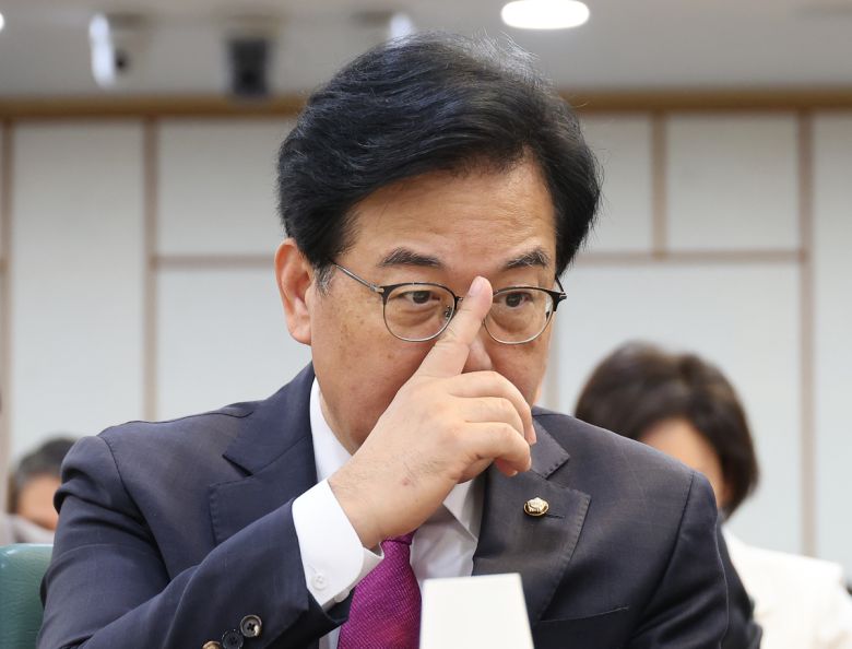 7일 서울 여의도 국회 의원회관에서 열린 지속가능한 AI 데이터센터 구축전략 세미나에서 국민의힘 송언석 비상대책위원장 겸 원내대표가 김정재 정책위의장과 대화하며 안경을 고쳐쓰고 있다.   연합뉴스