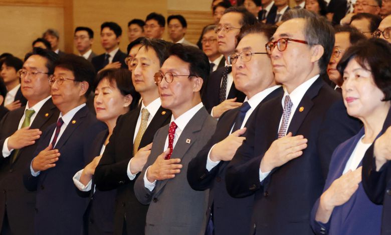 김민석 국무총리가 7일 세종시 정부세종청사 대강당에서 열린 취임식에서 국기에 대한 경례를 하고 있다. 세종=뉴시스