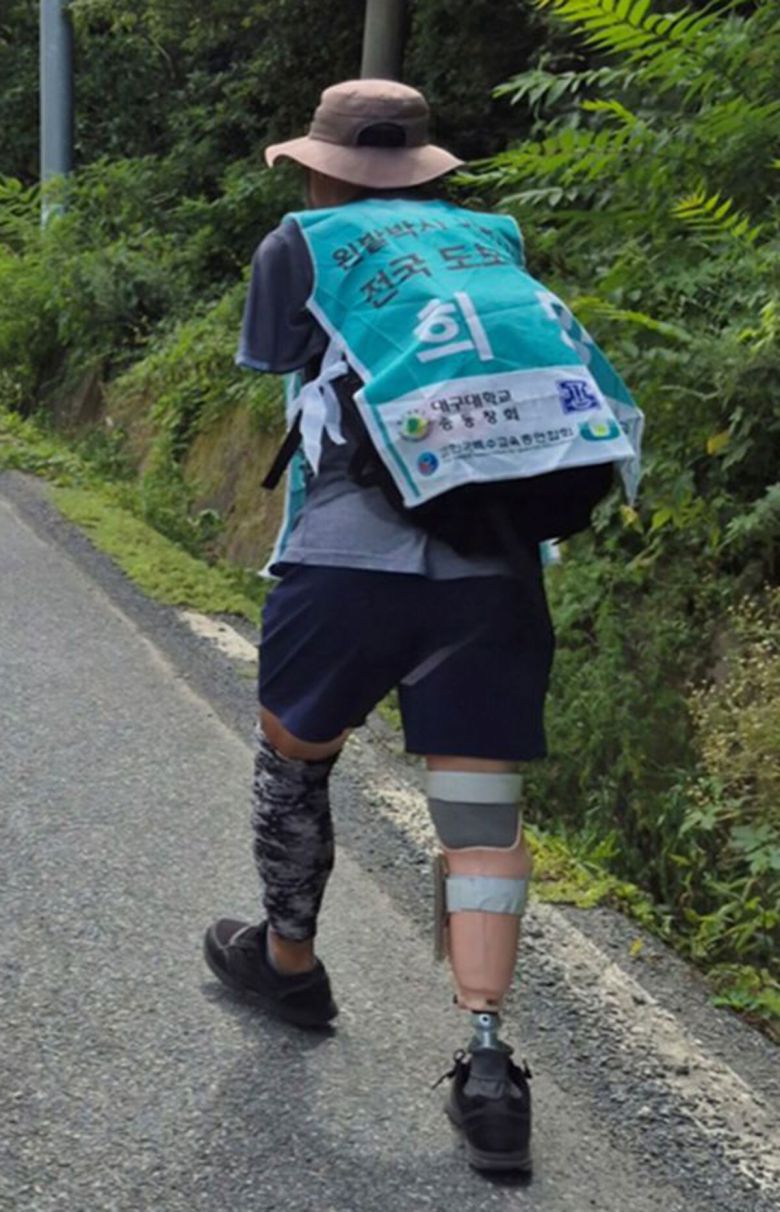 지난해 7월 이범식씨가 장애인 복지 향상을 위해 서울 광화문에서 경산까지 도보종주에 나서고 있다. 이범식 서포터즈 김선왕 단장 제공