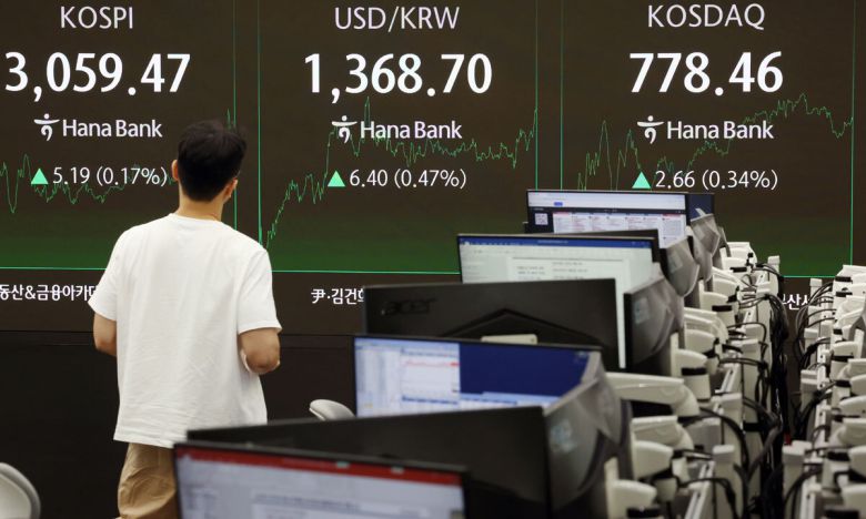 7일 오후 서울 중구 하나은행 딜링룸에서 딜러가 업무를 보고 있다. 코스피는 전 거래일(3054.28)보다 5.19포인트(0.17%) 오른 3059.47에 장을 마쳤다 코스닥 지수는 전 거래일(775.80)보다 2.66포인트(0.34%) 상승한 778.46에 거래를 종료했다. 원·달러 환율은 전 거래일(1362.3원)보다 5.5원 오른 1367.8원에 주간 거래를 마감했다. 뉴시스