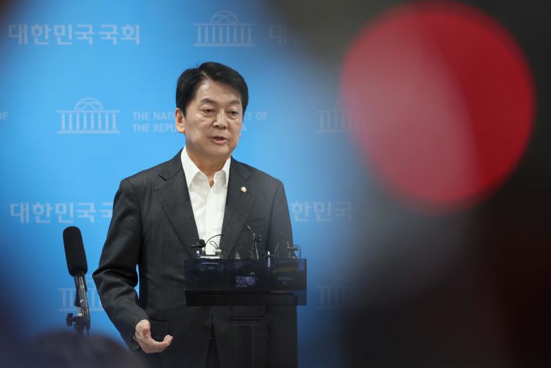 국민의힘 안철수 의원이 7일 서울 여의도 국회 소통관에서 기자회견을 갖고 "혁신위원장에서 사퇴하고 당대표 선거에 나가겠다"고 밝히고 있다. 허정호 선임기자