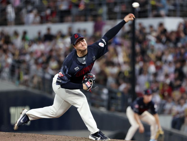 6일 광주기아챔피언스필드에서 열린 프로야구 롯데 자이언츠와 KIA 타이거즈의 경기. 롯데 선발투수 데이비슨이 5회에 투구하고 있다. 연합뉴스