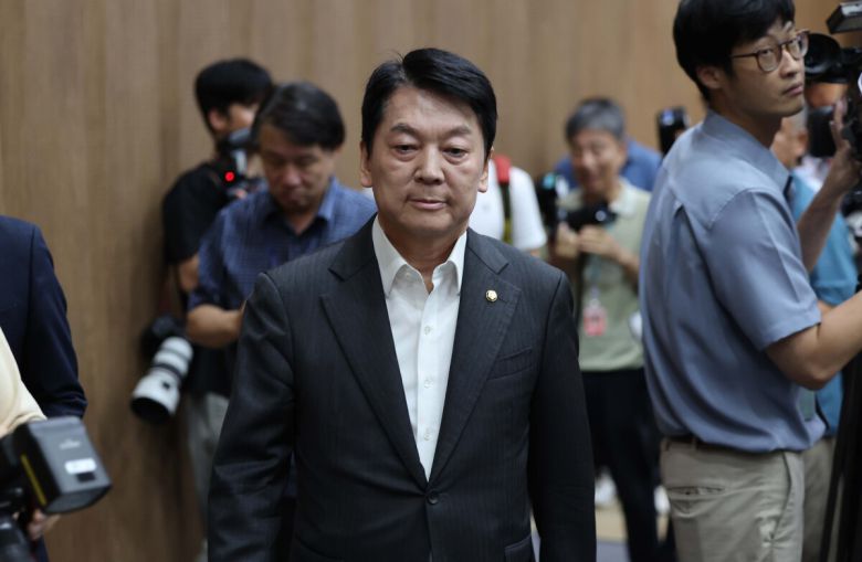 국민의힘 안철수 의원이 7일 서울 여의도 국회 소통관에서 "혁신위원장에서 사퇴하고 당대표 선거에 나가겠다"는 내용의 기자회견을 한 뒤 자리를 떠나고 있다. 허정호 선임기자