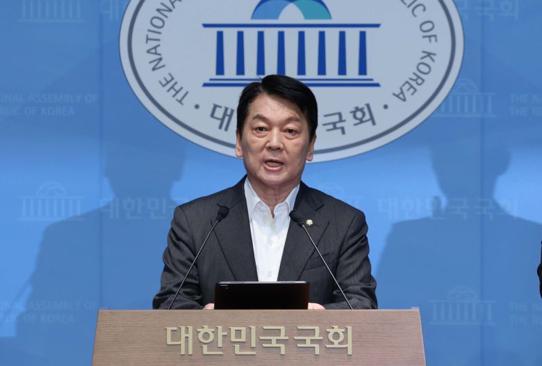 국민의힘 안철수 의원이 7일 서울 여의도 국회 소통관에서 기자회견을 갖고 "혁신위원장에서 사퇴하고 당대표 선거에 나가겠다"고 밝히고 있다. 허정호 선임기자