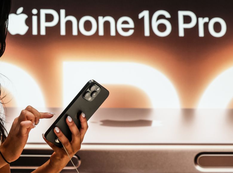 지난해 9월20일 서울 마포구 머큐리 앰버서더 호텔 홍대 T팩토리에서 한 직원이 아이폰16 제품을 들어보이고 있다. 뉴시스