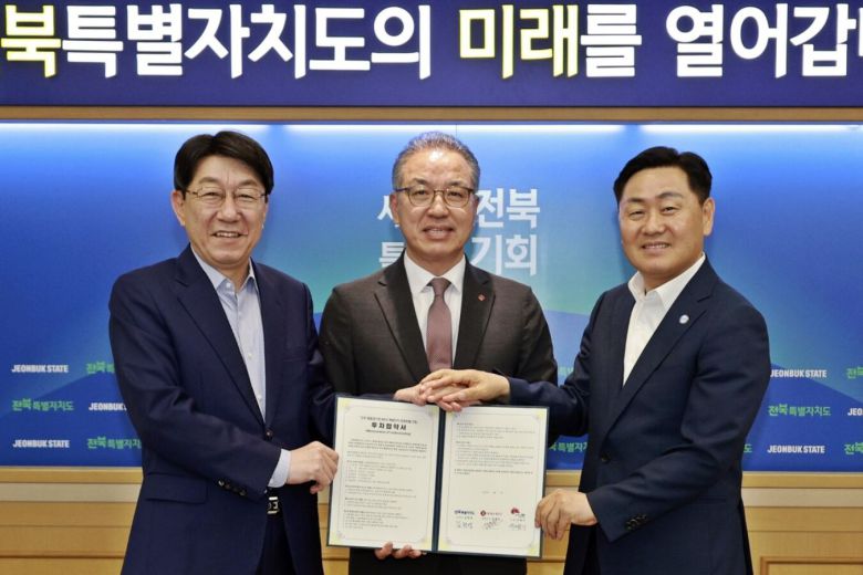 8일 전북도청에서 열린 전주 마이스 복합단지 내 4성급 관광호텔 건립 투자 협약식에서 정준호 롯데쇼핑 대표이사(가운데)와 김관영 전북지사(오른쪽), 우범기 전주시장이 협약서에 손을 모으고 있다. 전북도 제공