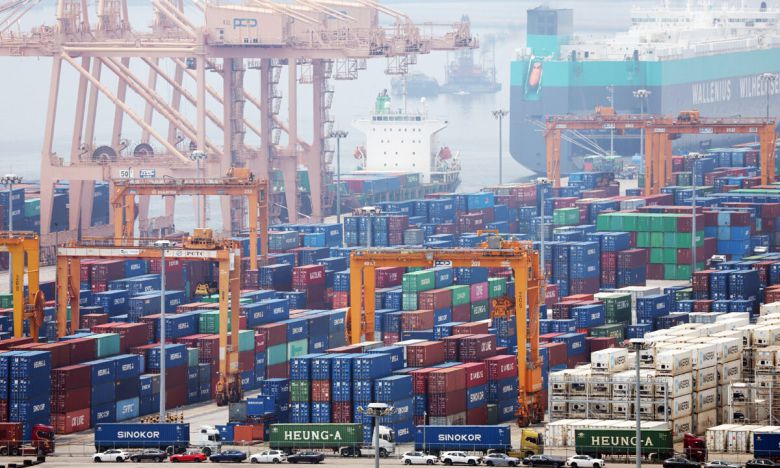 지난 7일 오후 경기 평택시 포승읍 평택항에 수출용 컨테이너들이 세워져 있는 모습. 뉴스1