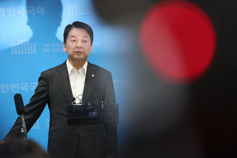 국민의힘 안철수 의원이 7일 오전 서울 여의도 국회 소통관 기자회견장에서 당대표 출마 선언 기자회견을 마치고 브리핑하고 있다. 뉴시스