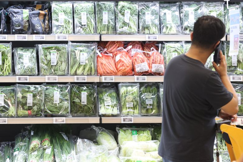 폭염·장마 여파로 채소류 가격이 들썩이고 있는 6일 서울의 한 대형마트에서 시민이 장을 보고 있다. 연합뉴스