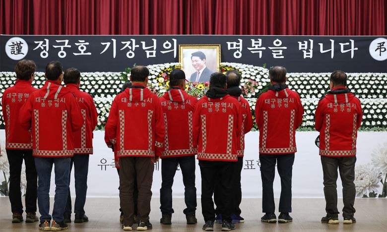 지난 4월 9일 대구 동구 대회의실에 마련된 고 정궁호 기장의 분향소에서 동료였던 동구 산불진화대원들이 조문하고 있다. 연합뉴스