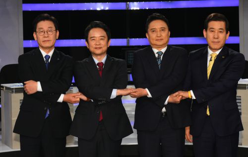 2018년 5월29일 오후 서울 여의도 KBS에서 열린 ‘2018 지방선거 경기도지사 후보 토론회’에서 당시 후보들이 토론회 시작에 앞서 기념촬영을 하고 있다. 왼쪽부터 더불어민주당 이재명, 자유한국당 남경필, 바른미래당 김영환, 정의당 이홍우 후보. 연합뉴스