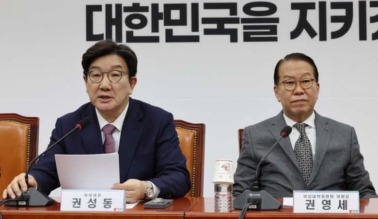 지난 대선 당시 국민의힘 원내대표를 지냈던 권성동 의원(왼쪽)과 비상대책위원장을 맡았던 권영세 의원. 허정호 선임기자