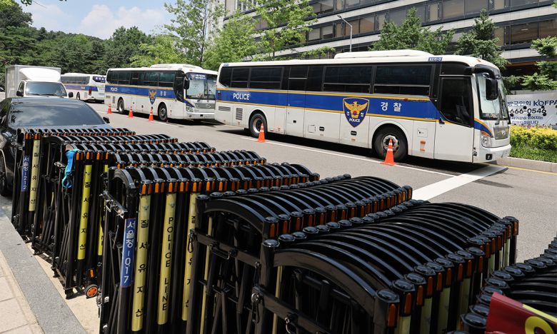 폭력사태 대비… 법원 앞 기동대 등 2000여명 투입 윤석열 전 대통령의 구속 전 피의자 심문(영장실질심사)을 하루 앞둔 8일 서울 서초구 서울중앙지법 앞에 경찰버스가 늘어서 있다. 경찰은 9일 찬반단체 대립에 대비해 서울중앙지법 주변에 경찰 기동대 30여개 부대, 2000여명을 투입한다면서 불법 폭력행위에 대해서는 엄정 사법조치하겠다고 경고했다.연합뉴스