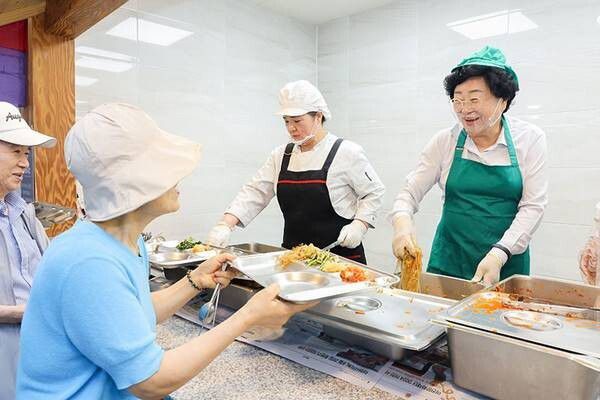 김경희 이천시장이 지난 1일 이천시노인종합복지관에서 배식 봉사를 하고 있다. 이천시 제공