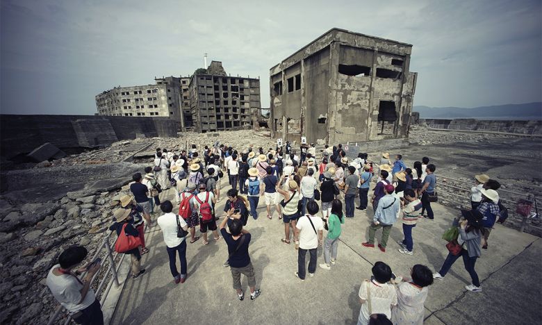 일본 남부 나가사키 현에 위치한 하시마(일명 '군함도')에 방문한 관광객들. AP연합뉴스