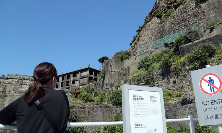 일본 나가사키현 하시마(일명 '군함도')에서 설치된 세계문화유산 안내판. 일제 강점기 조선인에 대한 설명은 적혀 있지 않다. 연합뉴스