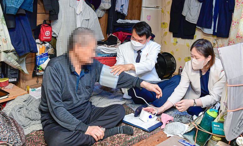 강원 횡성군 노인 의료·돌봄 통합지원 시범사업 목적으로 의료진들이 주거지를 방문해 진료하고 있다. 횡성군 제공