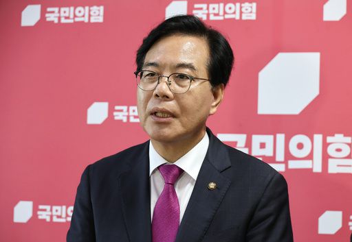 국민의힘 송언석 비상대책위원장 겸 원내대표가 8일 국회에서 윤상현 의원실 압수수색과 관련해 입장을 밝히고 있다. 연합뉴스