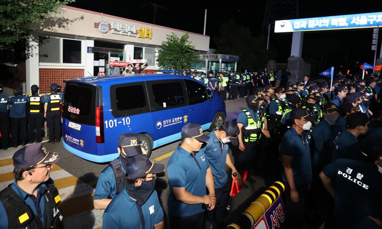 서울구치소 도착한 尹 호송차량 9일 윤석열 전 대통령이 구속 전 피의자 심문을 마치고 탑승한 법무부 호송 차량이 경기 의왕시 서울구치소로 들어가고 있다. 의왕=연합뉴스