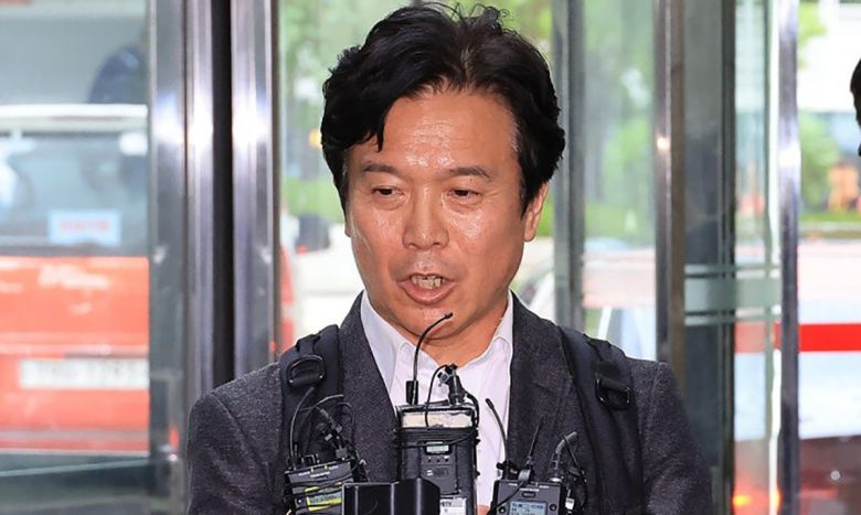 김영훈 고용노동부 장관 후보자가 지난달 24일 인사청문회 준비 사무실이 위치한 서울 중구 서울지방고용노동청으로 들어서며 기자의 질문에 답하고 있다. 연합뉴스