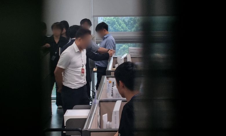 김건희 여사의 '공천개입 의혹' 수사하는 특별검사팀이 8일 서울 여의도 국회 의원회관에서 윤상현 국민의힘 의원실을 압수수색 하고 있다.뉴시스