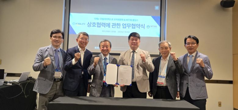 제12회 ‘국제 e-모빌리티 엑스포’ 조직위원회와 엠트리홀딩스는 전날 ‘e-모빌리티 활성화’를 위한 업무협약을 체결했다고 9일 밝혔다. 조직위원회 제공
