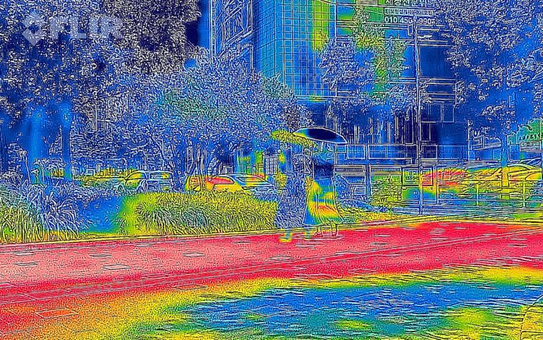 지난 2일 대구 수성구 범어네거리에서 한 시민이 양산으로 햇빛을 가린 채 길을 걷고 있다. 열화상카메라 화상은 온도가 높을수록 붉은색으로 나타나며 상대적으로 온도가 낮은 곳은 푸른색으로 나타난다. 뉴시스