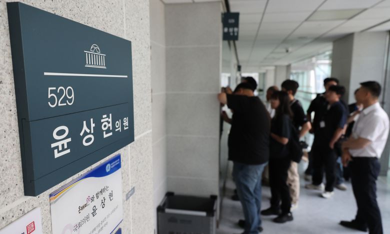 윤석열 전 대통령 배우자 김건희 여사와 관련한 의혹들을 수사하는 민중기 특별검사팀이 '공천 개입' 의혹 관련자들을 상대로 전격적인 동시다발 압수수색에 나선 8일 서울 여의도 국회의원회관 내 윤상현 의원실 앞에 취재진이 대기하고 있다. 연합뉴스