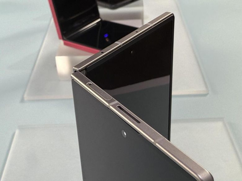 삼성전자는 9일(현지시간) 뉴욕 브루클린 두갈 그린하우스에서 열린 신제품 공개 행사 '갤럭시 언팩 2025'에서 신형 폴더블 스마트폰 갤럭시 Z 폴드7 및 플립7를 전 세계에 소개했다. 사진은 폴드7를 펼친 모습. 연합뉴스