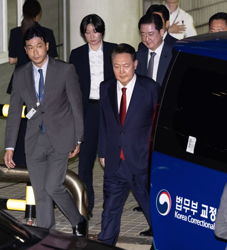 윤석열 전 대통령이 9일 서울 서초구 서울중앙지법에서 열린 직권남용 등 혐의 영장실질심사(구속 전 피의자 심문)를 마친 뒤 대기 장소인 서울구치소로 이동하기 위해 법원을 나서고 있다. 12·3 비상계엄 사태의 '정점'으로 조은석 특별검사가 이끄는 내란 특검팀에 구속영장이 청구된 윤 전 대통령은 지난 1월 18일 내란우두머리 등 혐의 영장실질심사를 받은 지 172일 만에 재구속 기로에 서게 됐다. 뉴시스